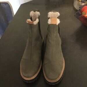 Toms olive green ankle boots in great used condition size 6 uppers are leather
